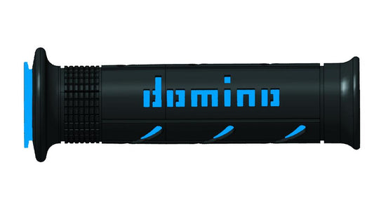 Musta Domino A250 Gripit mopo-varaosan sinisillä yksityiskohdilla ja tekstuuripinnalla.