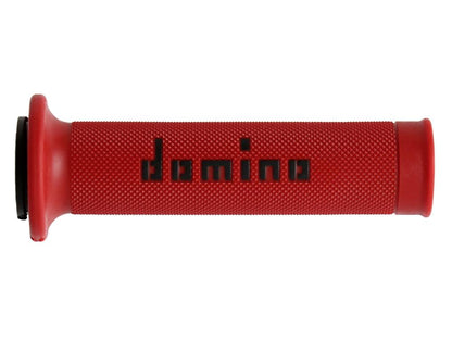Punainen kumeerattu mopo-varaosan kahva, jossa musta domino-logo ja kuvioitu otealue.