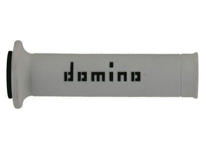 Vaaleanharmaa kuminen mopo-varaosan ohjaustankootegrippi, jossa musta domino-logo.
