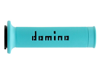 Vaaleansininen mopo-ohjaustankoote, teksturoitu pinta ja musta Domino-logo keskellä.