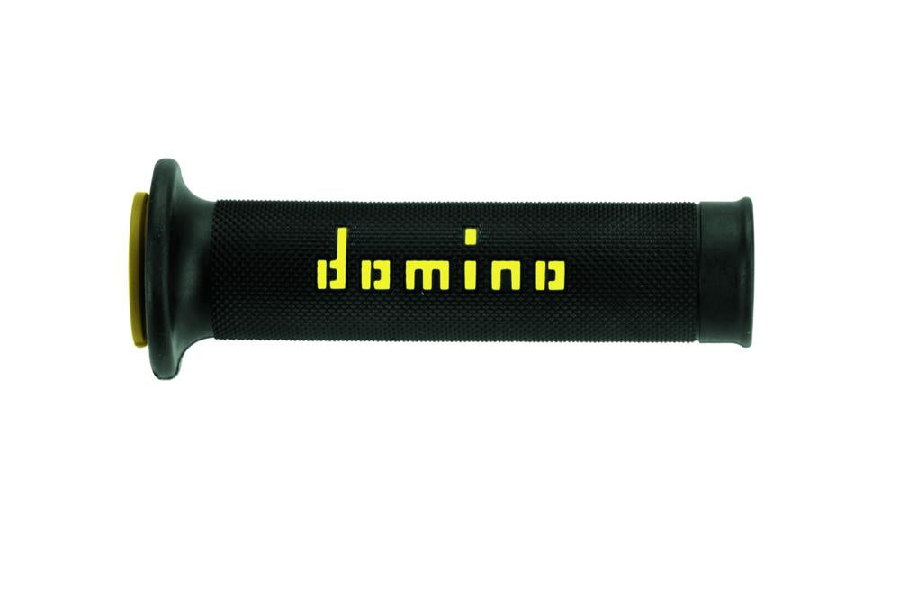 Musta Domino A010 Racing -mopon kahvagrip, keltainen logo, kumimateriaali.