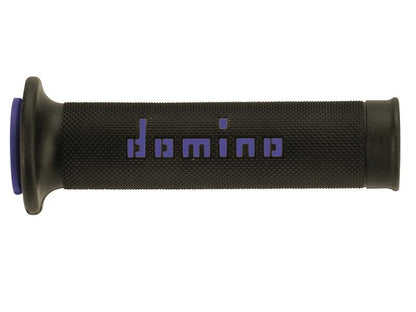 Musta kumi mopo-ohjaustanko, sinisellä Domino-logolla ja sininen päätyosa, uritettu pinta pitoa varten.