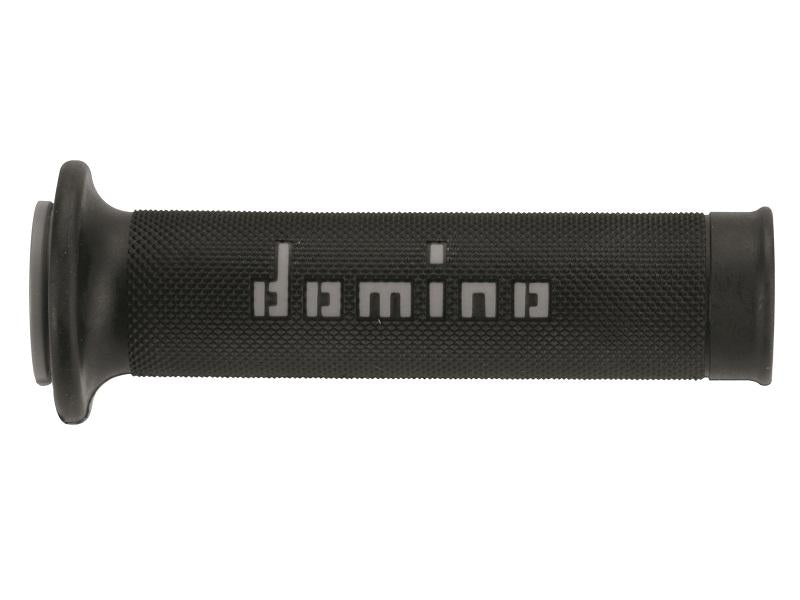 Musta kumi-ikkuna mopo-ohjainote Domino A010 Racing Gripit hopeilla logoilla ja pienellä nystyräpinnalla.