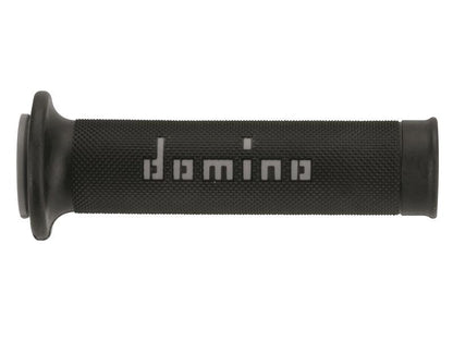 Musta kumi-ikkuna mopo-ohjainote Domino A010 Racing Gripit hopeilla logoilla ja pienellä nystyräpinnalla.